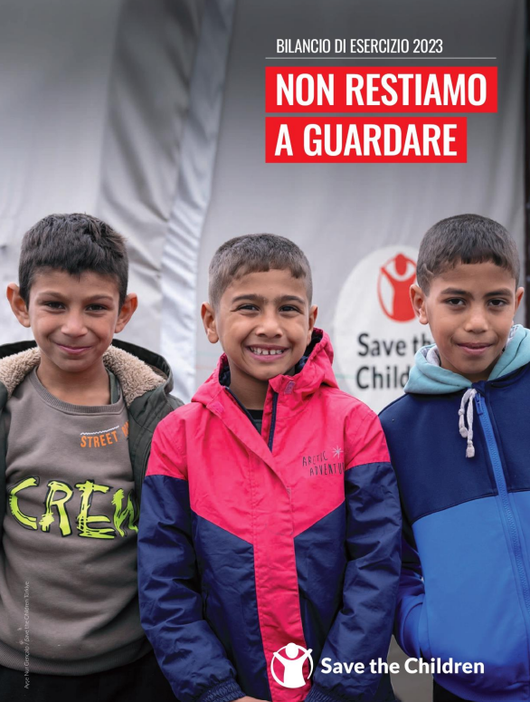 Tre bambini in fila che ridono in copertina del Bilancio di esercizio 2023 di Save the Children 