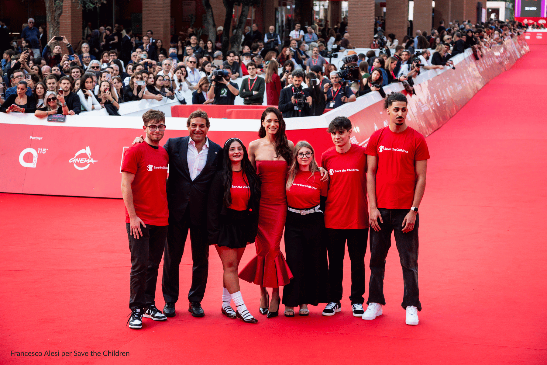 Elodie sul red carpet con i ragazzi protagonisti del documentario “Fuori dai margini”