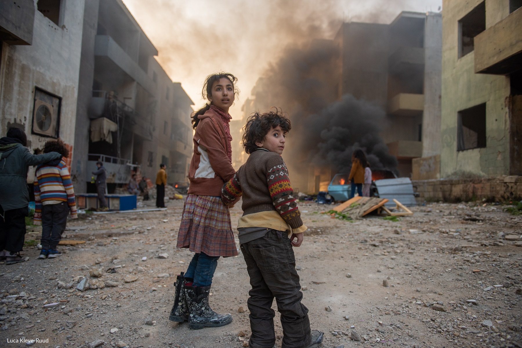 bambini che fuggono da un bombardamento 