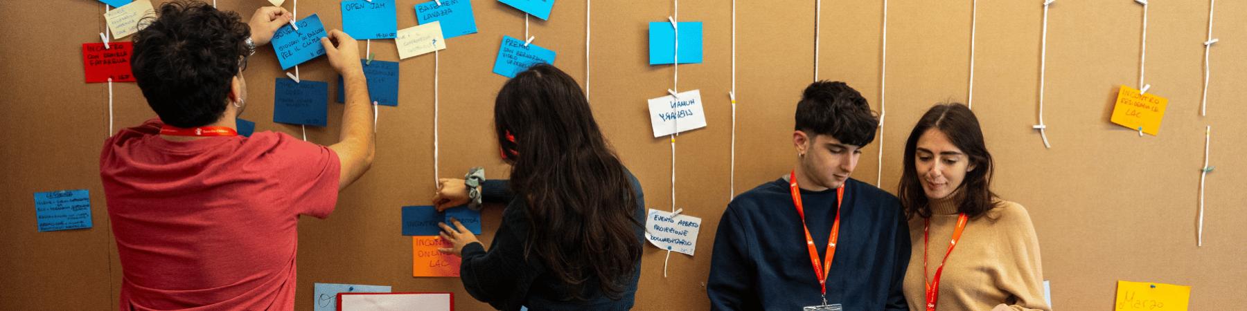 Ragazzi e ragazze allo Spazio Giovani di Save the Children