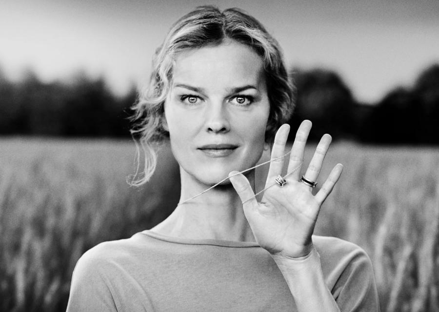Brand Ambassador di Save the Children Eva Herzigova posa con il gioiello Bulgari