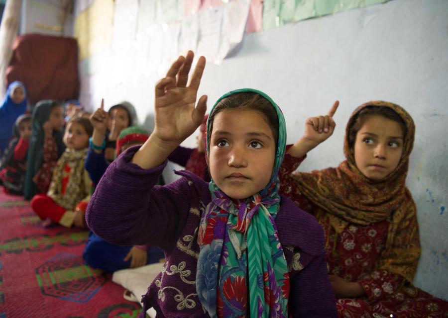 Bambine che alzano la mano in aula Afghanistan