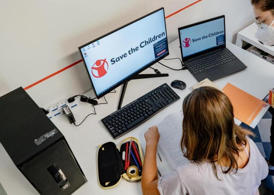 bambina di fronte al computer 