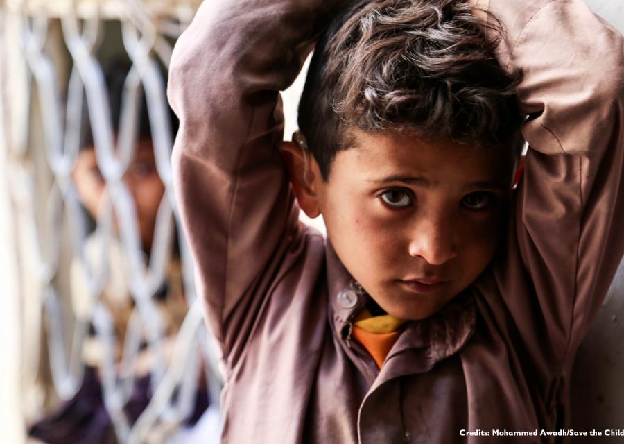 Bambino yemenita con braccia alzate sopra la testa