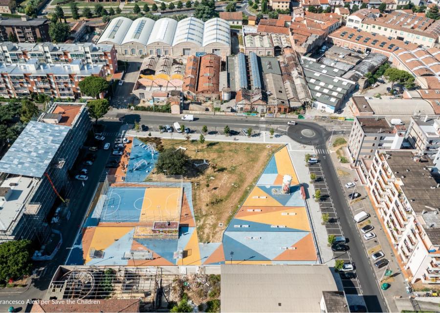 visione dall'alto del quartiere con campi da calcio colorati