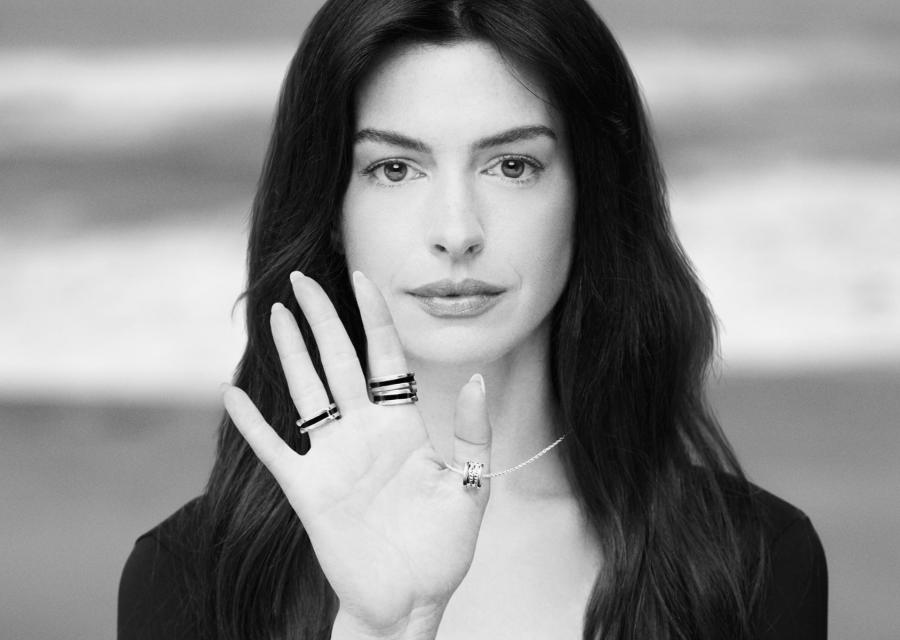 Brand Ambassador di Save the Children Anne Hathaway posa con il gioiello Bulgari