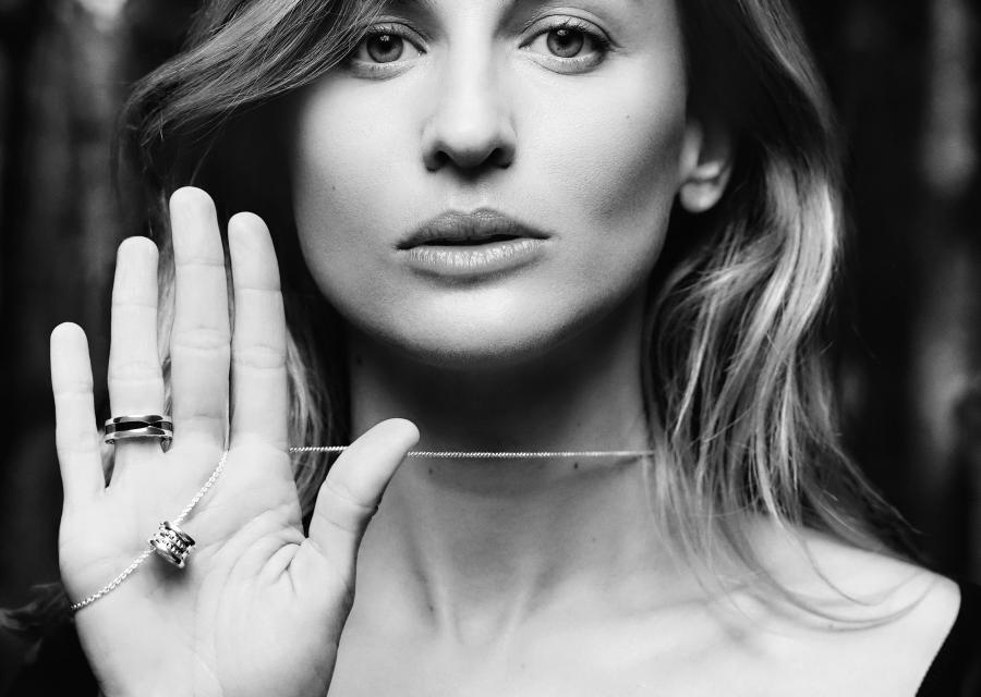 Brand Ambassador di Save the Children Beatrice Venezi posa con il gioiello Bulgari