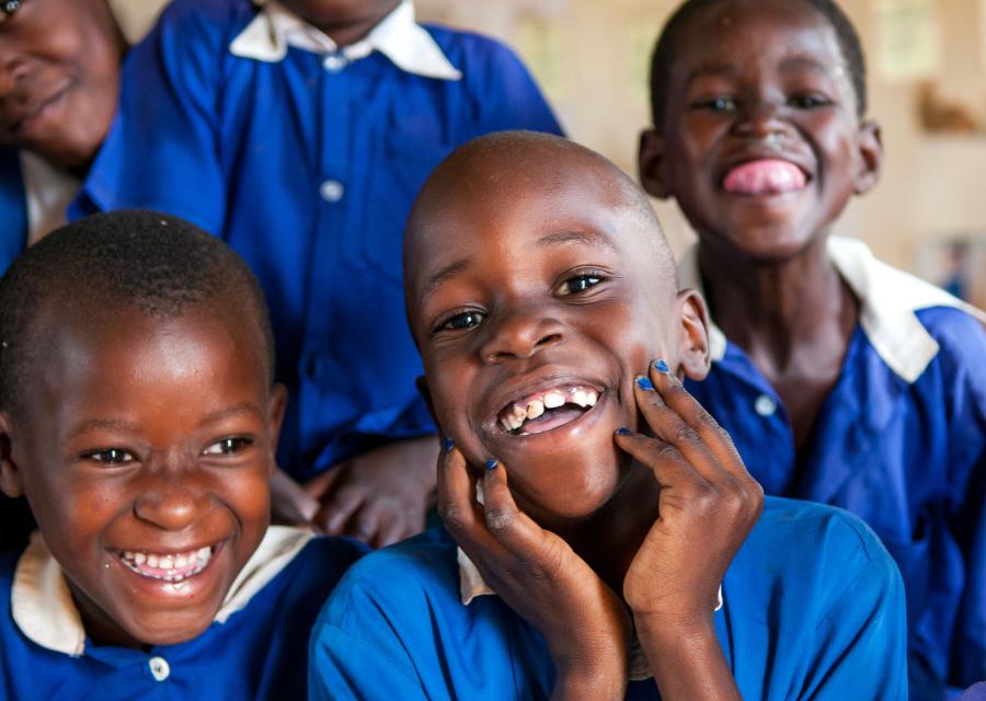 bambini africani ridono felici a scuola
