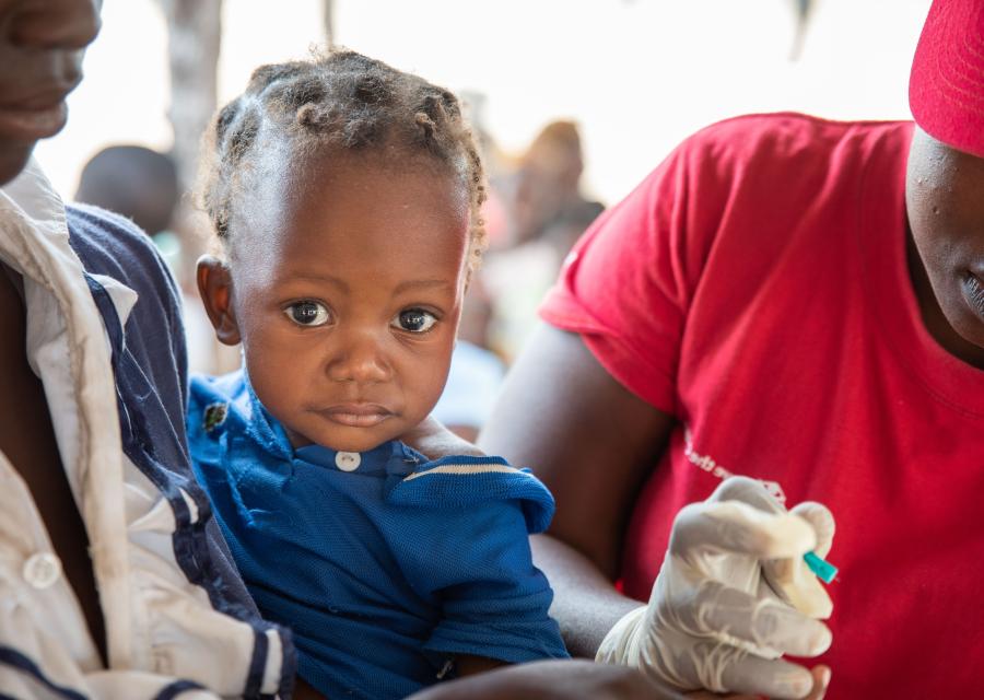Sara 1 anno positiva alla Malaria riceve cure nella clinica mobile realizzata dopo il ciclone Idai