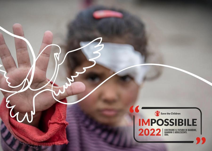 foto di bambina con benda sull'occhio con mano aperta davanti a sè, con disegno grafico sovrastante di una colomba di pace