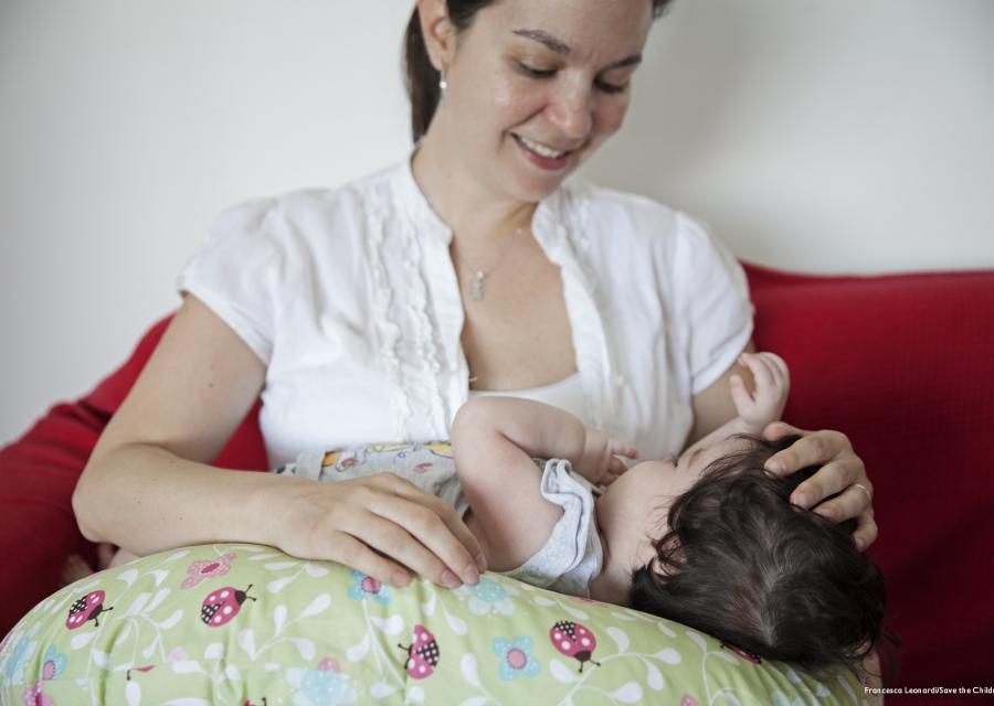 mamma bianca allatta il suo bambino in braccio