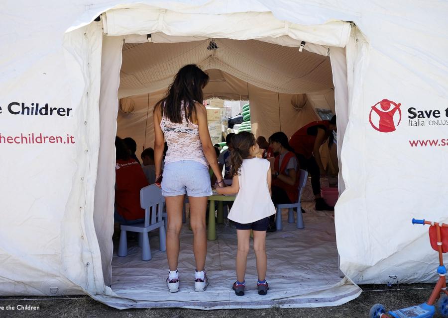 ragazza e bambina sull entrata di uno spazio a misura di bambino di save the children