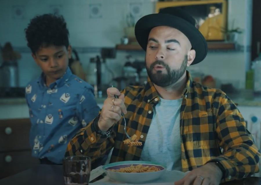 lo youtuber e creator Pika Palindromo insieme a un bambino, lui seduto al tavolo mentre mangia della pasta