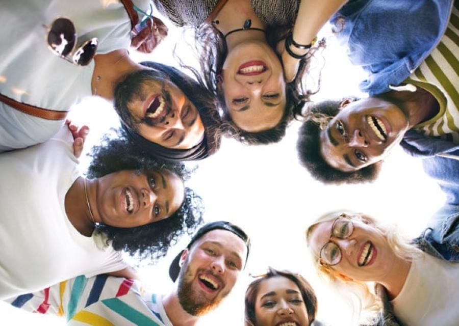 ragazzi in cerchio guardano in basso sorridenti