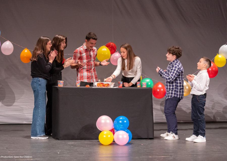 ragazzi e ragazze sopra un palco che recitano 