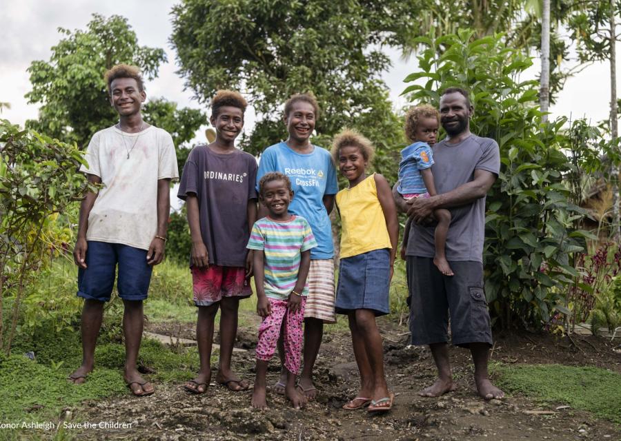 famiglia con bambini in posa sorridenti 