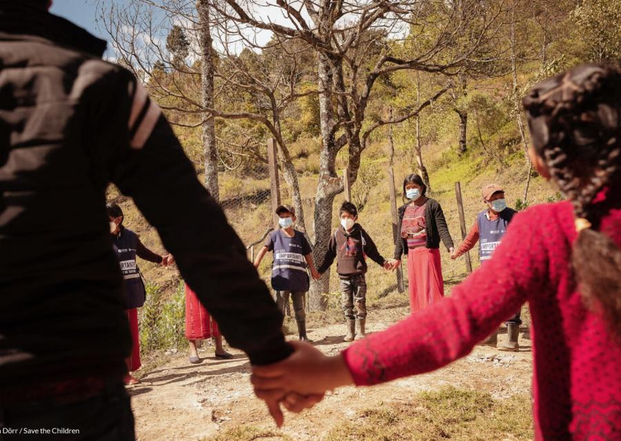 cerchio di bambini che si tengono per mano