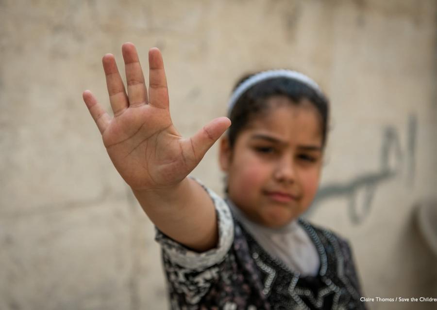 Primo piano di una bambina con la mano davanti facendo gesto di stop
