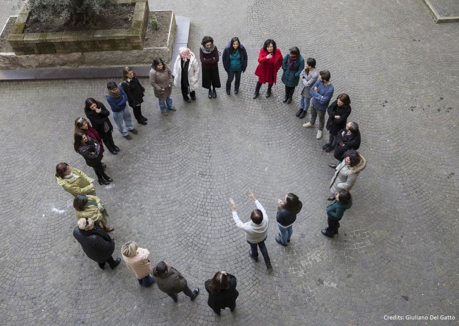 ragazzi in cerchio foto dall alto