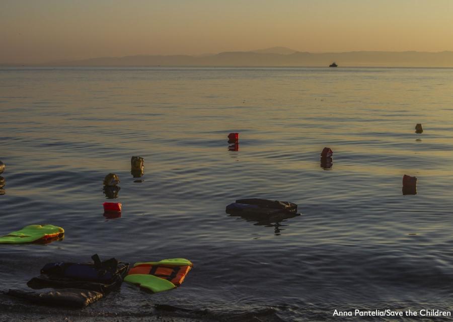 giubbotti di salvataggio e resti di un gommone naufragato in mare