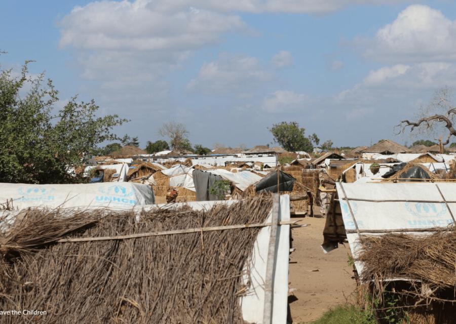 campo con tende per sfollati interni in mozambico 