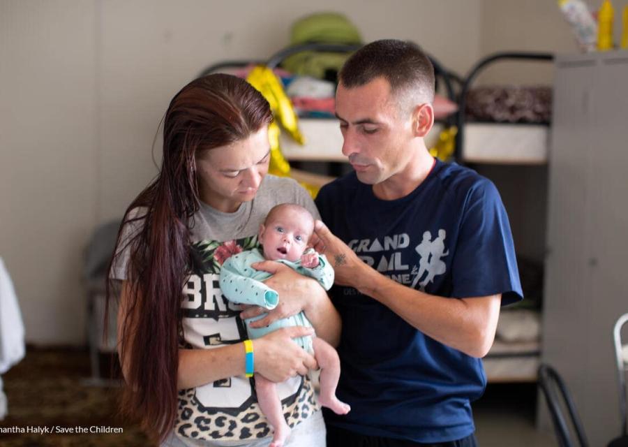 genitori ucraini con in braccio la loro figlia neonata nata durante il conflitto in ucraina