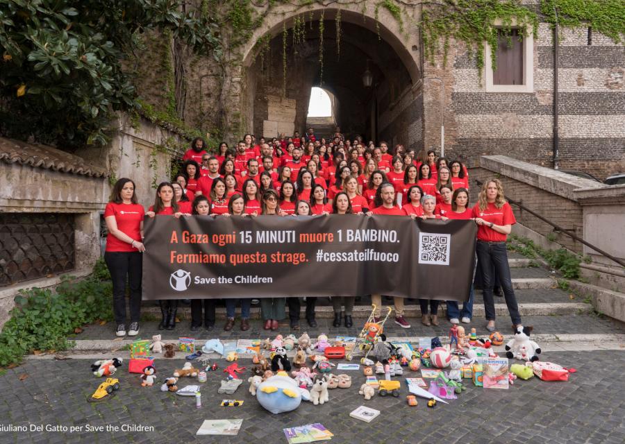 staff save the children sulla scalinate della sede con striscione per chiedere cessare il fuoco a Gaza