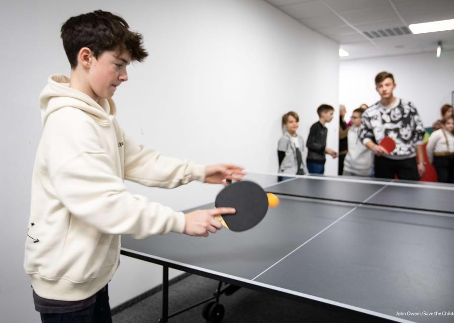Due adolescenti giocano a ping pong
