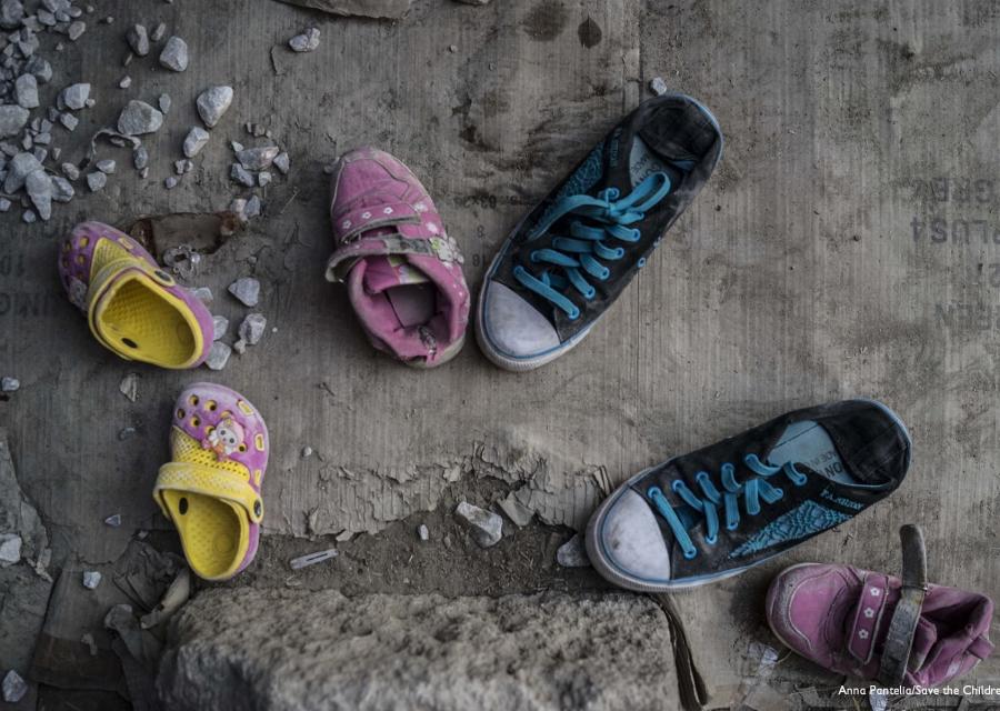 Scarpe vecchie di bambini abbandonate sul terreno