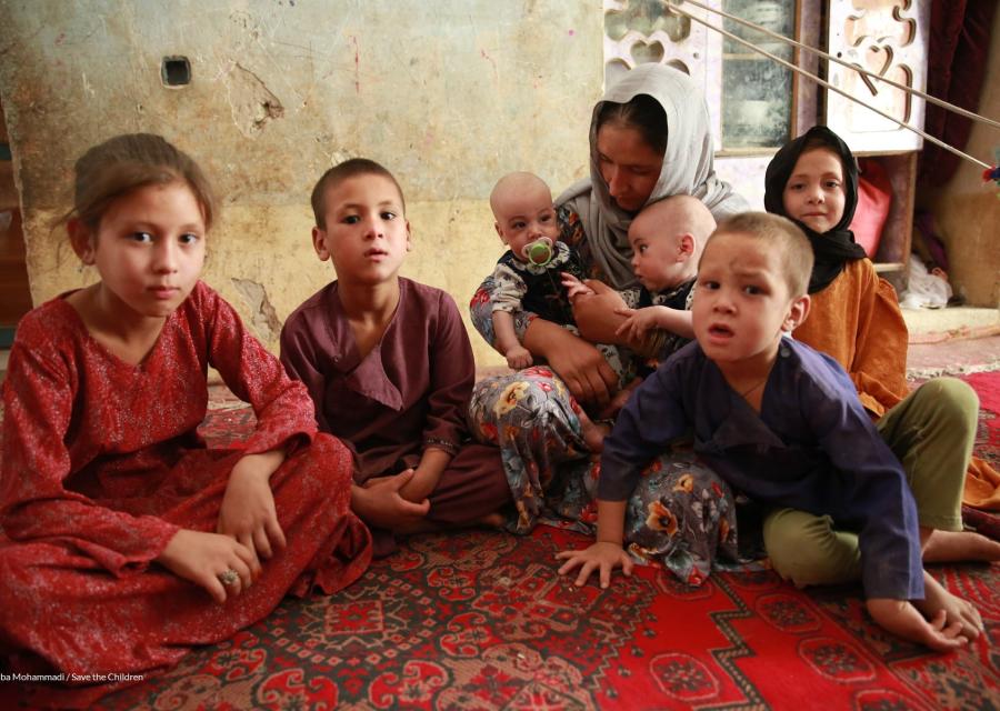 bambini e bambine in Afghanistan seduti a terra 