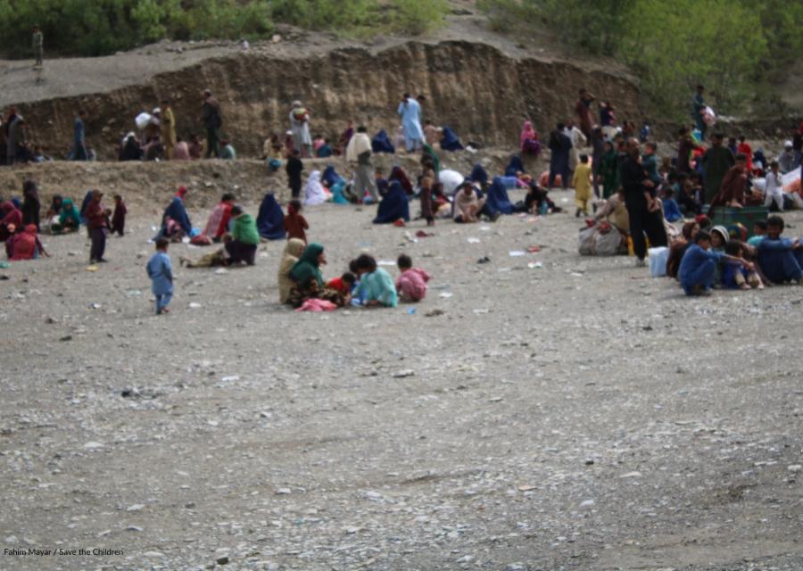 bambini e famiglie seduti a terra tornati dal pakistan in afghanistan 