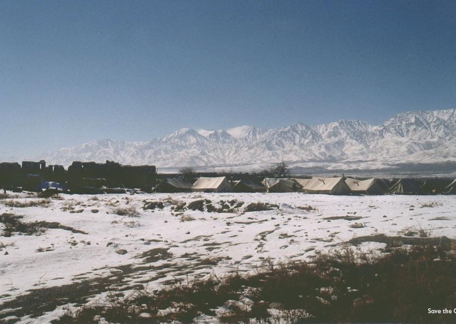 tende di un campo profughi su un campo di neve ai piedi di alte montagne innevate in afghanistan