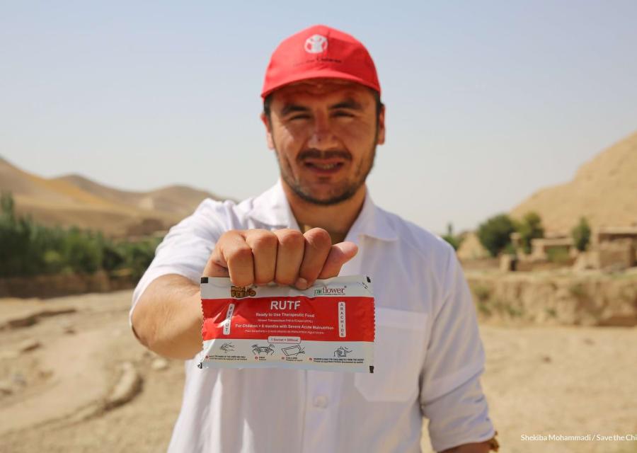 operatore di save the children mostra plumpy nut