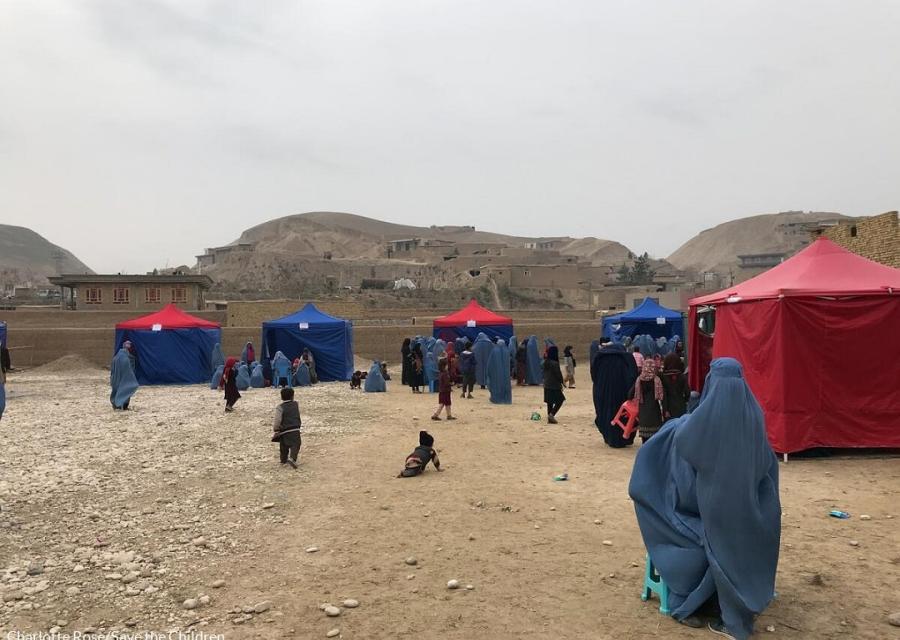Tende rosse e blu come spazi di supporto per le persone afgane