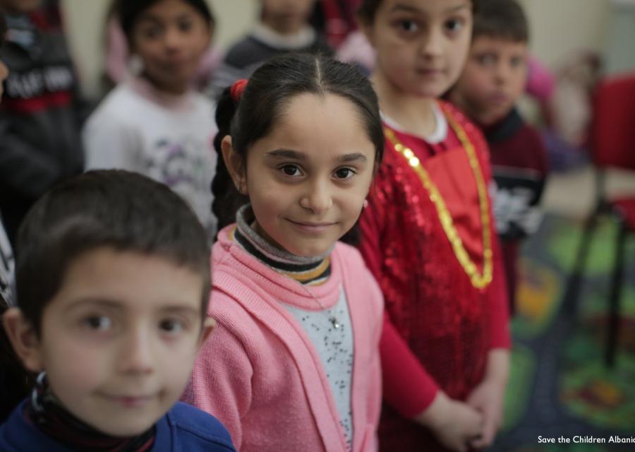 4 bambini albanesi guardano in camera e sono vestiti in modo tradizionale e molto colorato