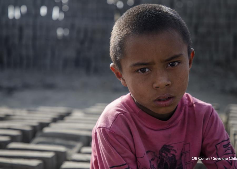 Primo piano di bambino nepalese costretto a lavorare in fabbrica di mattoni