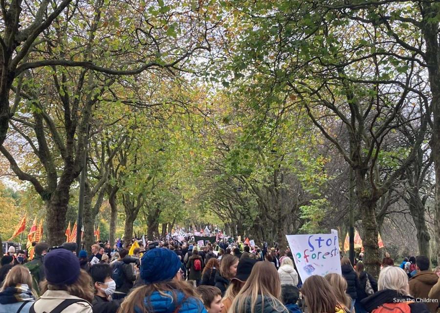 manifestazione di attivisti in un viale alberato