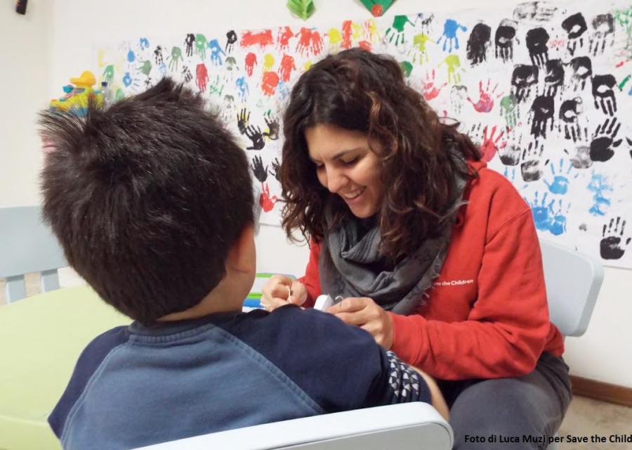 operatrice-save-the-children-con-bambino