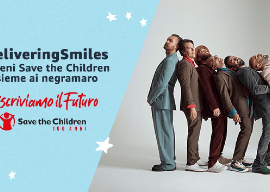 Grafica amazon per annunciare il sostegno a Save the Children in occasione del periodo natalizio 2020. I negramaro ambassador dell iniziativa sono in fila vicini