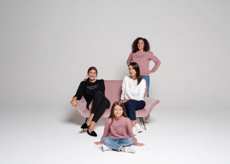 4 ragazze indossano la felpa Wonderful women di OVS per Save the Children