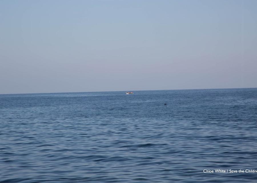 orizzonte tra cielo e mare, in lontananza una piccola imbarcazione