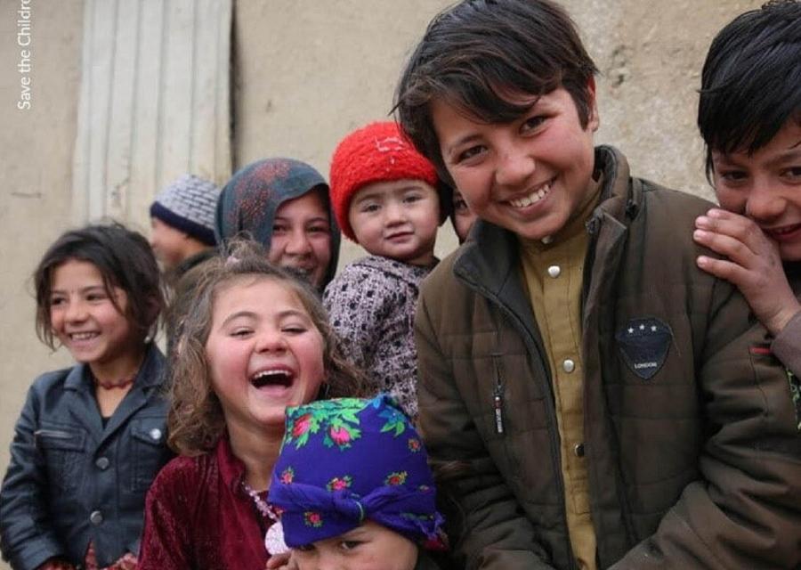 8 bambini afgani che ridono e si abbracciano
