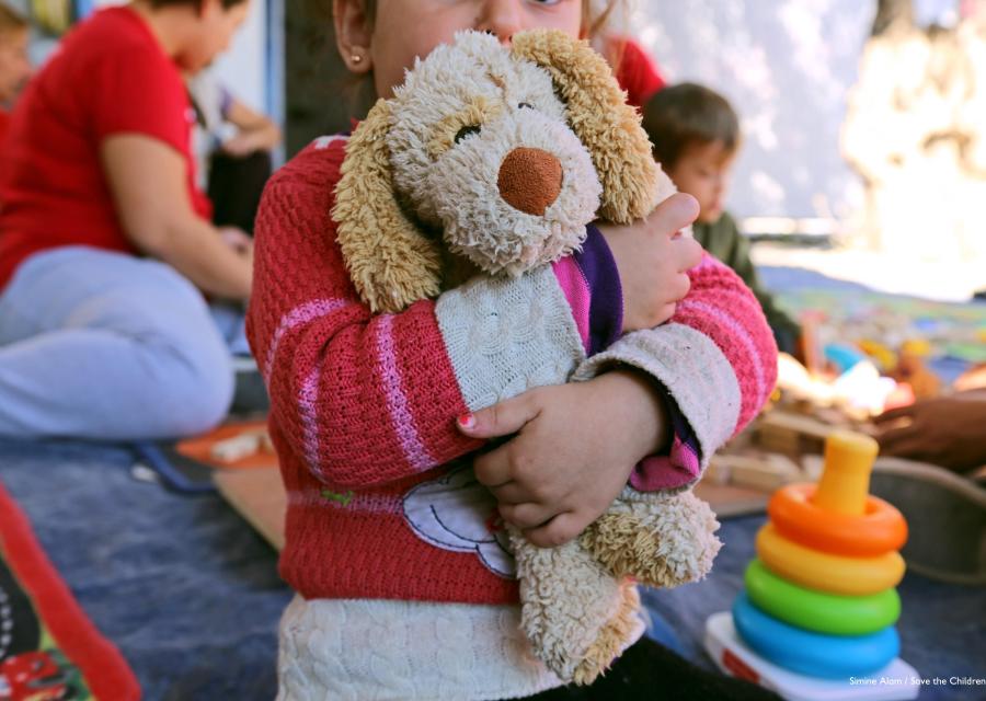 bambina-abbraccia-peluche-tra-le-braccia