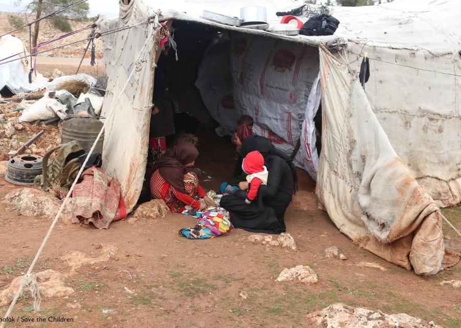 tenda in un campo profughi in Siria dove ci sono una mamma e i suoi bambini