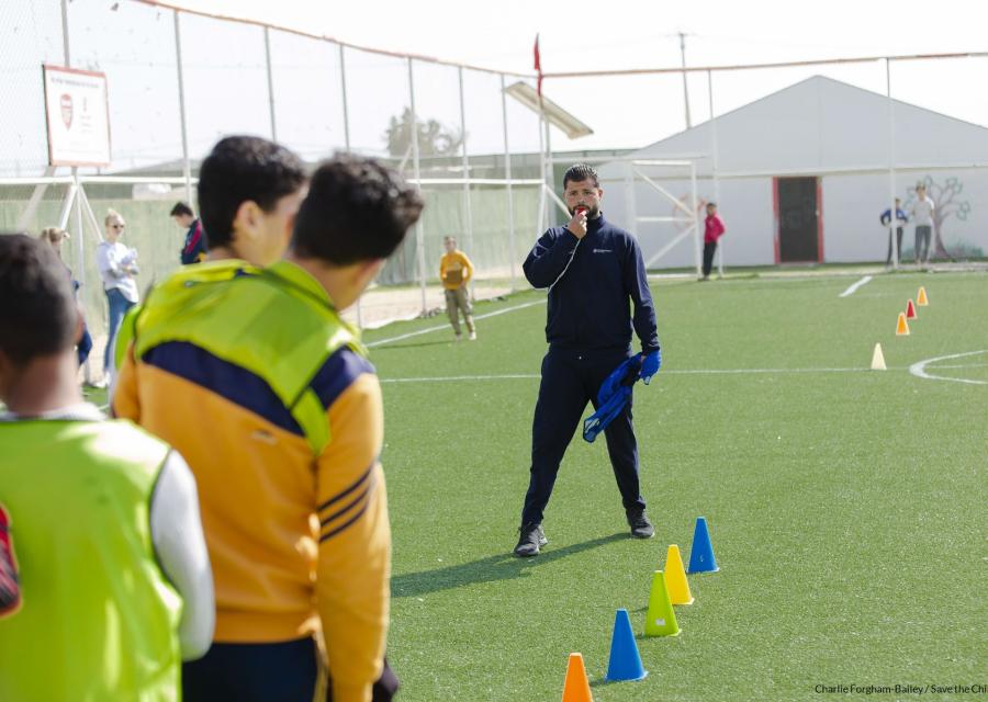 ragazzi si allenano in un campetto di calcio