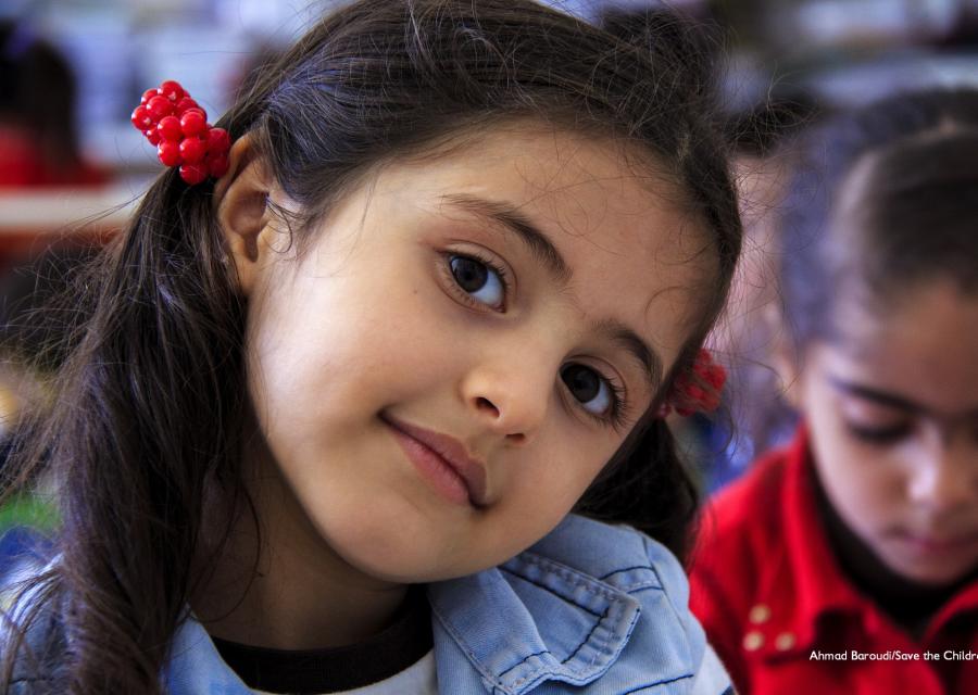 Primo piano bambina mora testa inclinata