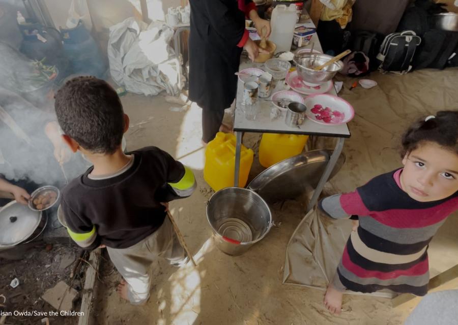 bambini a gaza che aspettano il cibo 