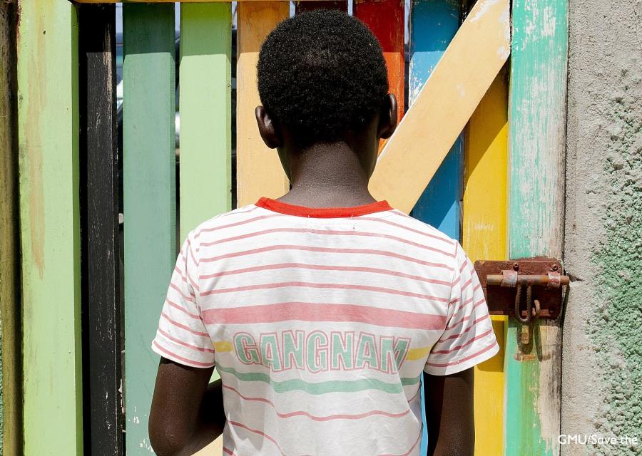bambino africano di spalle in inquadratura a mezzo busto