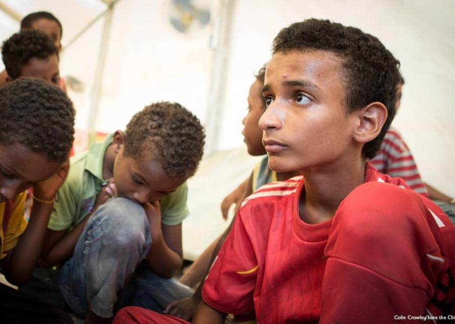tre bambini seduti per terra