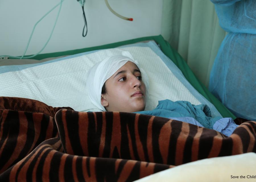 Adolescente yemenita in letto di ospedale con fasciatura alla testa